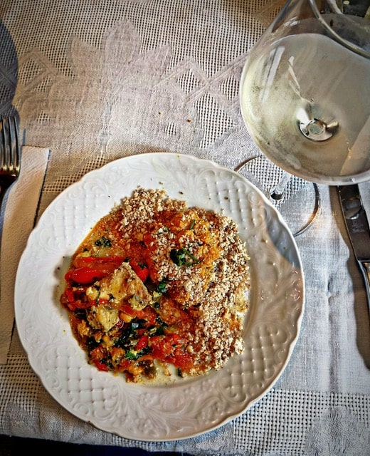 moqueca_de_poisson_pouilly_fume Des beignets d'huitre dans des coquilles d'huitre sur une ardoise