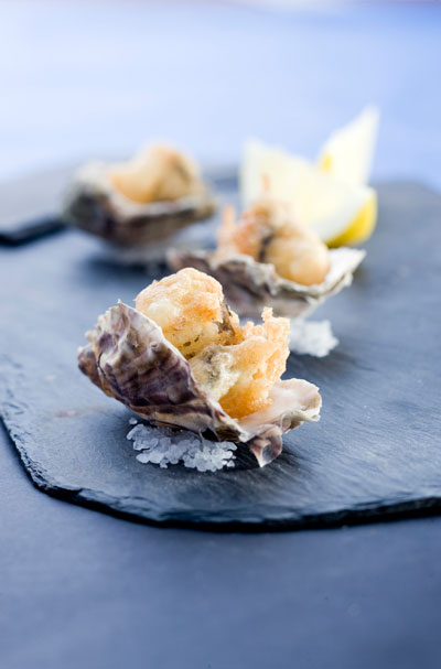 beignet-huitre-pouilly Des beignets d'huitre dans des coquilles d'huitre sur une ardoise