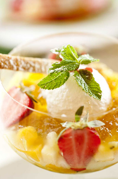 fruits_frais_gelee_pouilly Des beignets d'huitre dans des coquilles d'huitre sur une ardoise