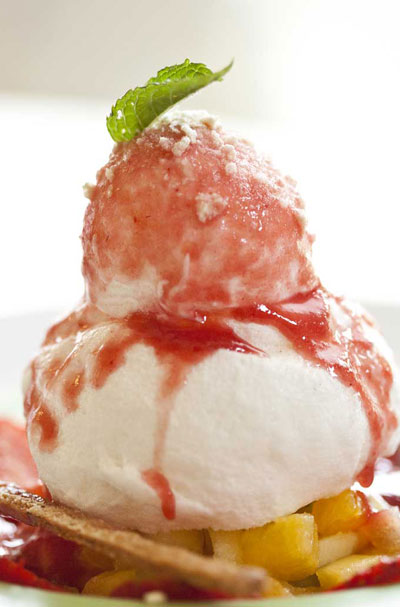 ile-aux_fraise_pouilly_fume Des beignets d'huitre dans des coquilles d'huitre sur une ardoise