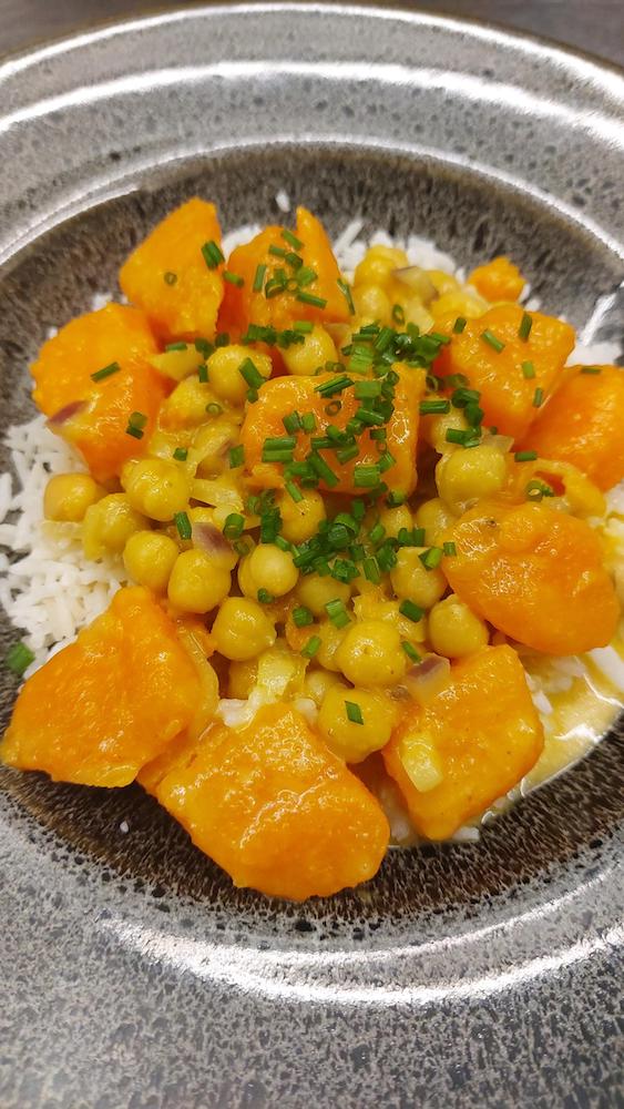 Des beignets d'huitre dans des coquilles d'huitre sur une ardoise