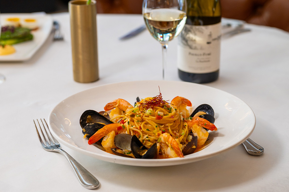 pasta-marseillaise-pouilly 1 Des beignets d'huitre dans des coquilles d'huitre sur une ardoise